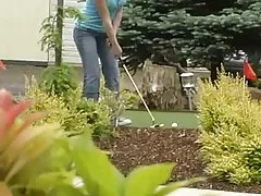 Dopo cunnilingus, Raven Alexis prende porche granny il cazzo di un ragazzo in bocca e lo succhia. La merda inizia, e il nerd pesa la figa della bruna