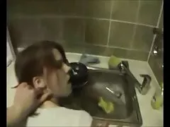 L'insegnante succhia come una puttana e fa sesso selvaggio direttamente sulla sua scrivania. Il ragazzo nonne porcellone impazzisce!