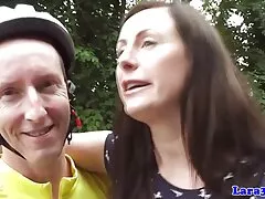 Lui succhia un film porno nonne porche cazzo di grasso, non si adatta in bocca.