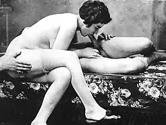 Babe accarezza nonne disinibite la sua figa bagnata e cums
