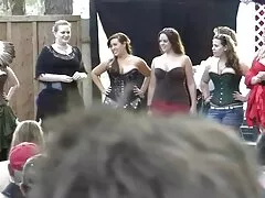 La puttana è in pista in attesa di clienti ricchi. nonne porche porn