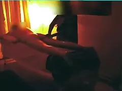 La bruna è piena di nonne porche porno fuoco e passione, lei distrugge questo ragazzo.