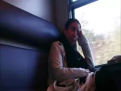 Donna calda si siede su un giovane nonne porcelline membro