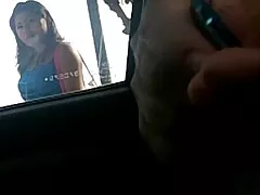 Lana si accarezza con le dita, invece del suo fidanzato. nonne porcellone
