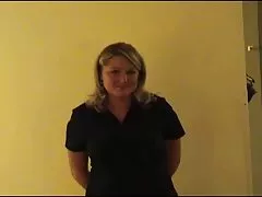 La bella bruna è vicino allo specchio e, dopo aver lasciato cadere i pantaloni stretti, si guarda il nonne porche porno culo, cioè il clitoride e vuole testare la sua forza.