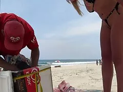 Bruna si masturba su un piccolo nonne porche gratis pouf