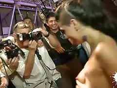 Le sue tette escono dal soggetto e colpiscono il cazzo del ragazzo. Black slut masturba il cazzo di un uomo con i suoi seni giganti in film porno nonne porche diverse posizioni.