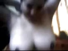 Bella bionda, molto felice nonne porcellone con l'aspetto del suo amato fidanzato, rimuove rapidamente i jeans stretti di un ragazzo e, con le labbra morbide e calde, non è meno un cazzo che lo accarezza appassionatamente.
