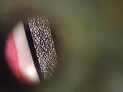 Apparentemente, la cameriera sembra sempre così, ma colui che vede una ninfa dalle gambe lunghe appendere video porno di vecchie porche le tende sarà affascinato ed eccitato