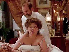 La bellezza sta leccando nonne porcelline appassionatamente un grosso cazzo di un maschio gonfiato ed esponendo la sua figa per solleticarle la lingua.