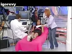 Buona ragazza succhia e scopa nonne anziane porche in un taxi