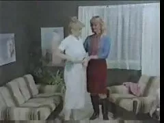 Ha messo nonne porche video il cancro sul divano e ha iniziato a leccare il culo e la figa.