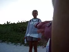 Una giovane bionda incontra un xxx nonne porche nero