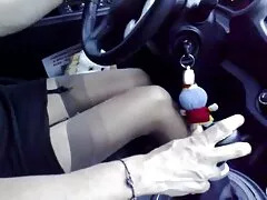 Vedendo la sua erezione, la ragazza gettò via tutta la falsità e video di nonne porche iniziò a succhiare un cazzo.