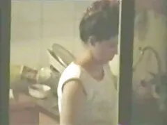 Essendo venuto a casa del suo amico, lo studente fu sorpreso di vedere la sua bella madre nonne porche