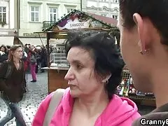 Brunetta strisce lei tette via in porche vecchie italiane il strada.