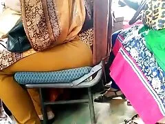 L'insegnante ha già messo la mano sulla gamba nuda della bellezza e accarezzandola delicatamente, nonne porche xxx si offre di mostrarle il cazzo.