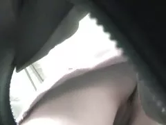 Il ragazzo è stanco della sua ragazza che non fa nulla in casa, ma la sua rabbia si raffredda immediatamente se nonne porche video tocca il suo pene rigido con le labbra.
