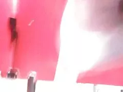Una giovenca stava suonando la chitarra, quando all'improvviso un ragazzo si le nonne porche avvicinò a lei e cominciò a sollevarla per fare sesso. Ha rotto un po', ma poi ha accettato . Era il sesso più caldo sul pavimento della sua vita!