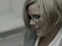 Bionda succhiare il cazzo e guardando video porno di vecchie porche se stessa allo specchio.