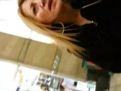 Il ragazzo ha schivato la damigella da dietro e ha immediatamente messo questa cagna in cima vecchie nonne porche ai pomodori.